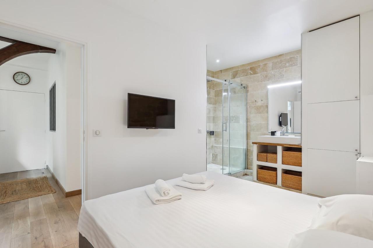 Luxury Living: Contemporain By Weekome Apartment Paris