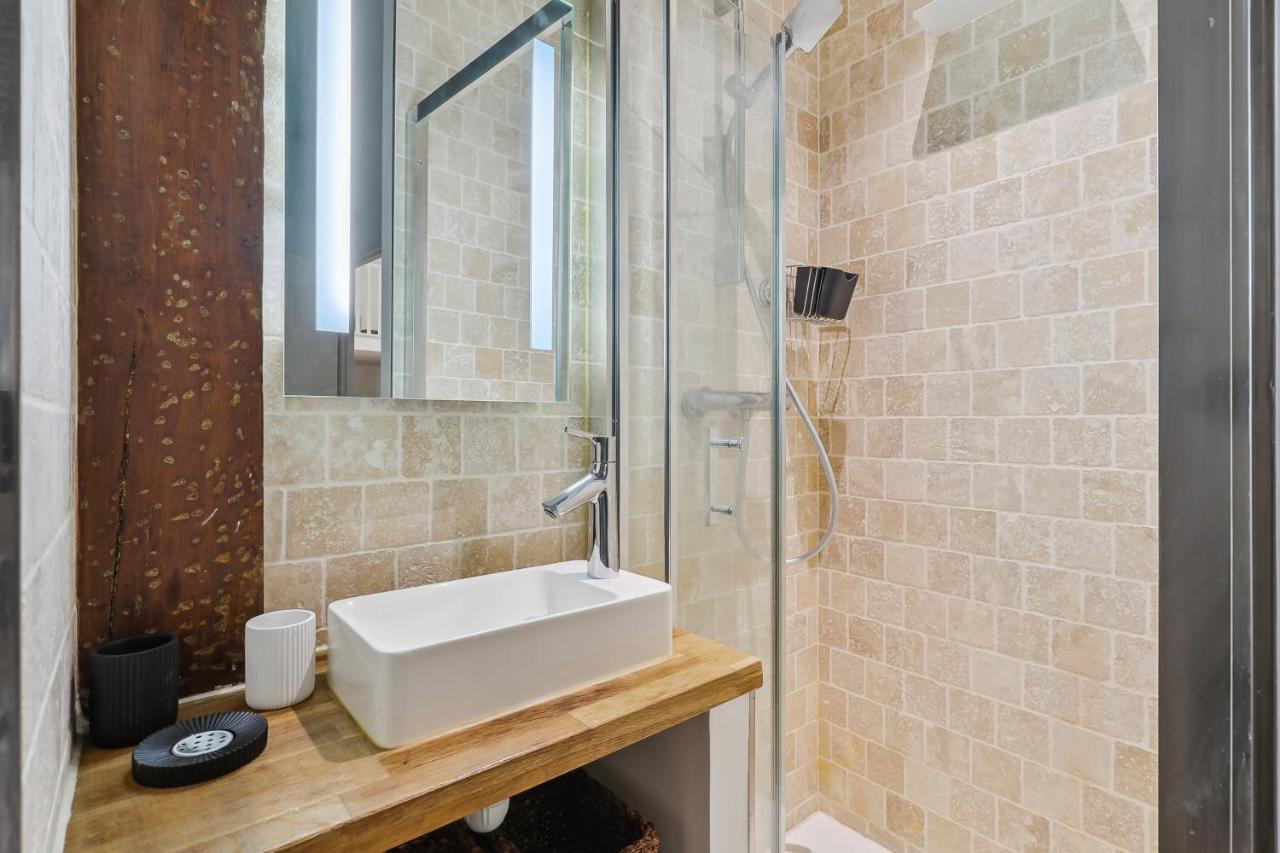 Luxury Living: Contemporain By Weekome Apartment